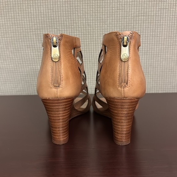 NWOT! Adrienne Vittadini Wedge Sandals - Picture 5 of 16